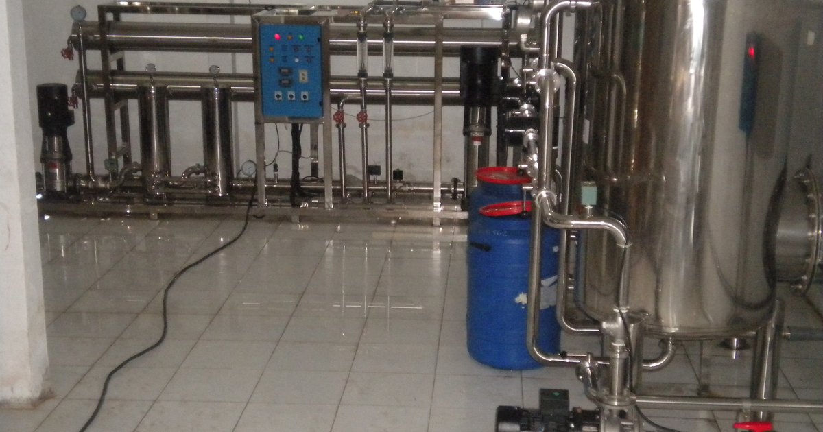 Under-sink reverse osmosis drinking water system installed in a kitchen